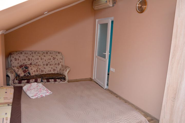 Room 7 of 18