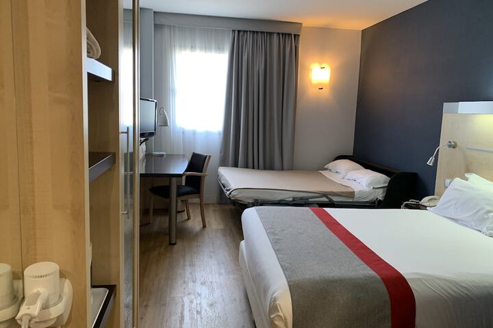 Room 8 of 40