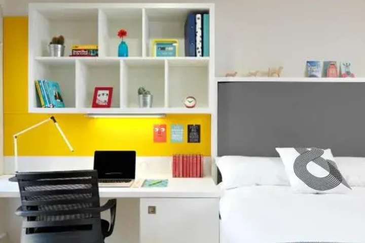 Room 4 of 9