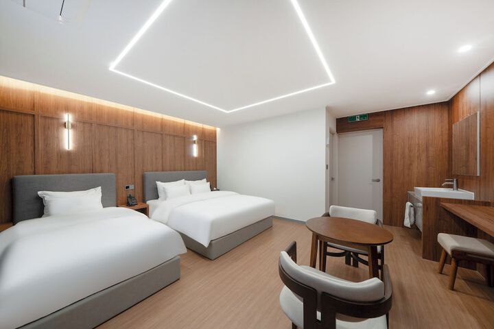 Room 4 of 17