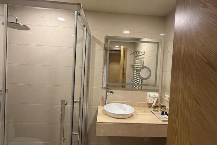 Room 6 of 13