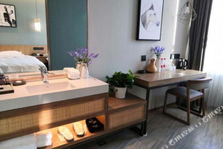 Yining Impression Flower City Hotel