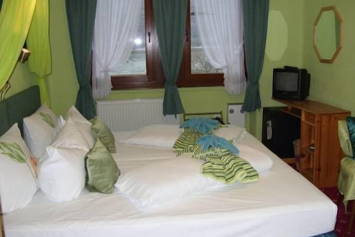 Room 11 of 28