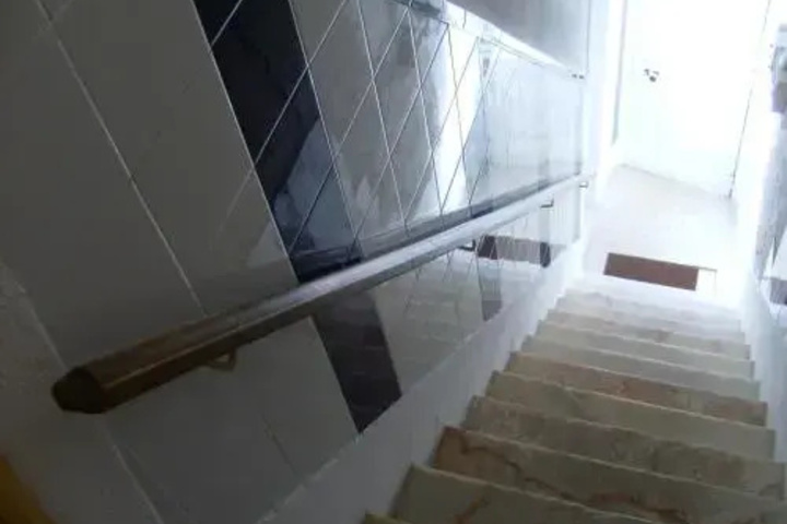 Room 6 of 10