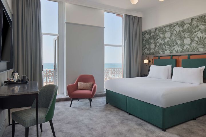 Room 28 of 182