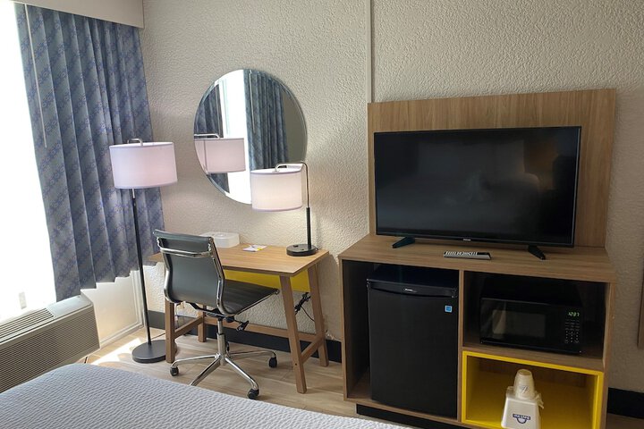 1 King Bed Deluxe Room (5 of 11)