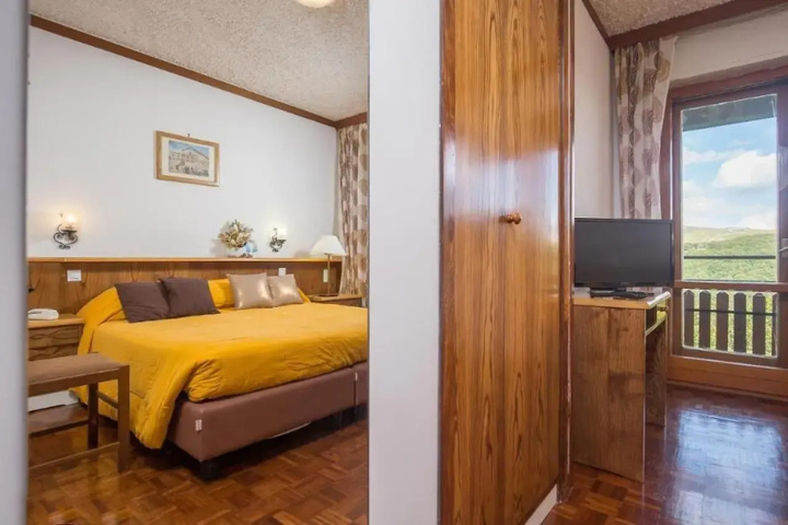 Room 3 of 10
