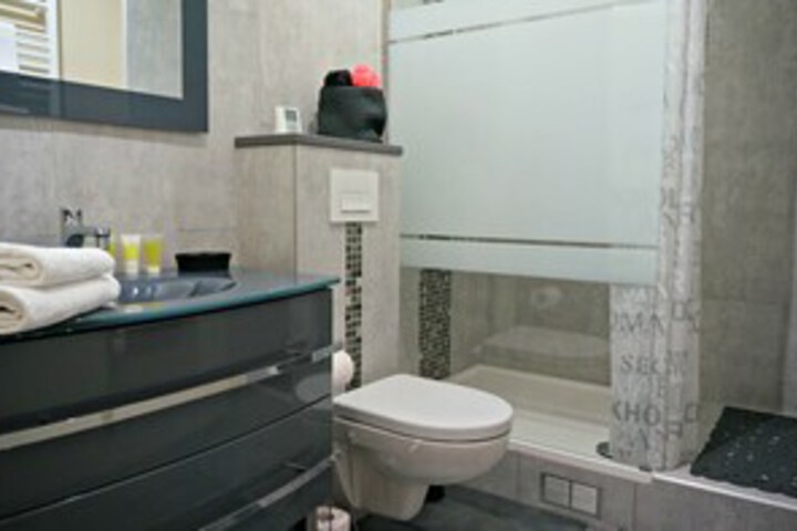 Room 2 of 17