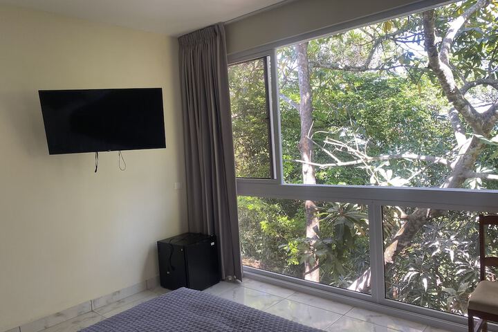 Room 12 of 80