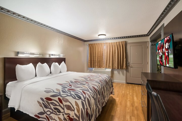 Deluxe King Bed Accessible (1 of 16)