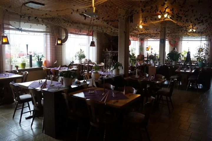 Dining 16 of 19