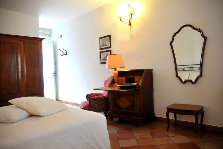 Room 3 of 40