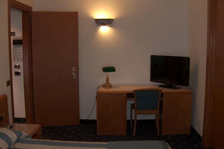Room 13 of 36