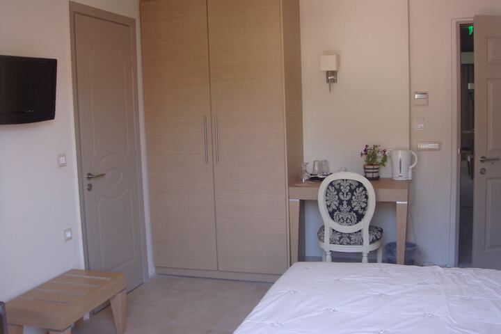 Room 3 of 61