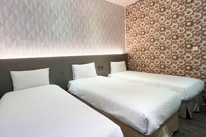 Room 33 of 86
