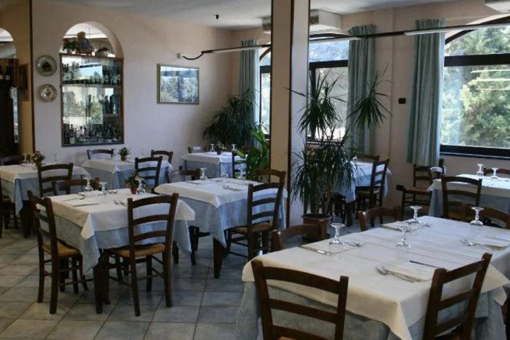 Dining 16 of 21