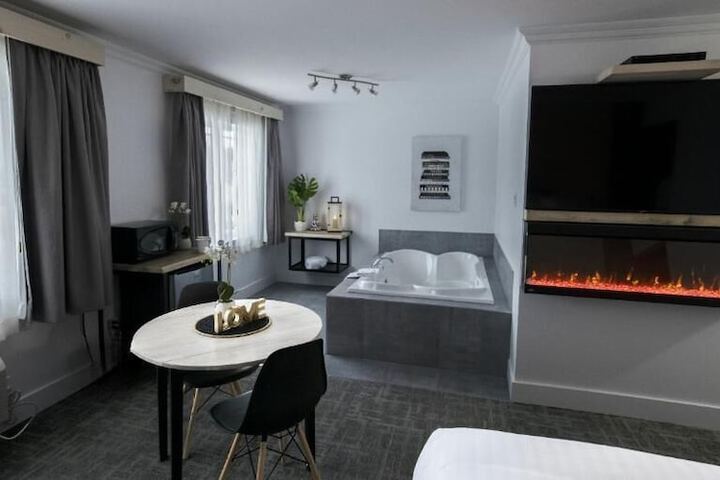 Deluxe Suite (7 of 9)
