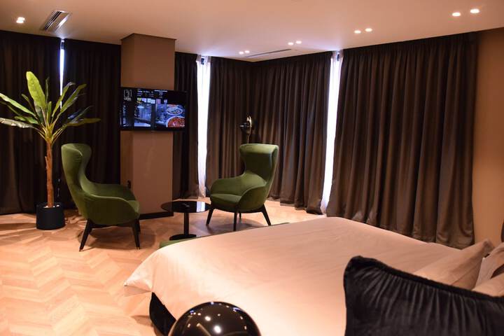 Room 32 of 77
