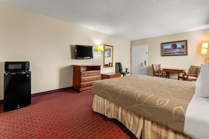 1 King Bed (8 of 12)