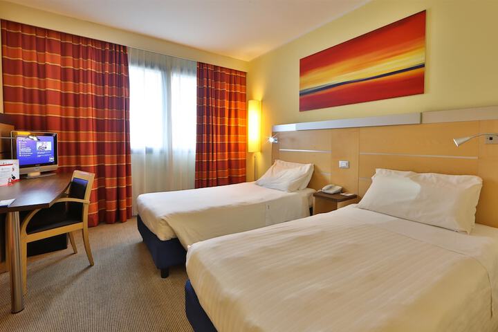Room 6 of 33