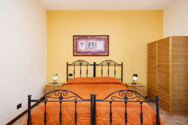 Room 6 of 28