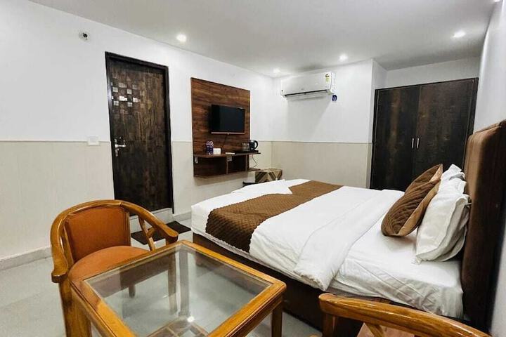 Room 10 of 13