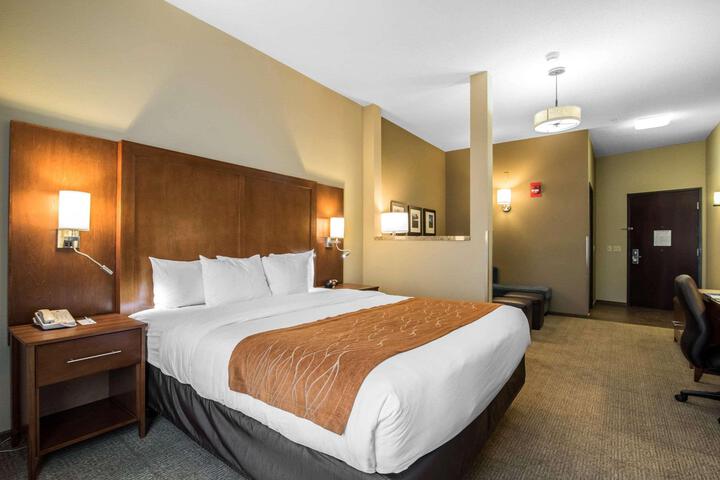 1 King Bed (2 of 23)