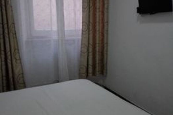 Room 6 of 12