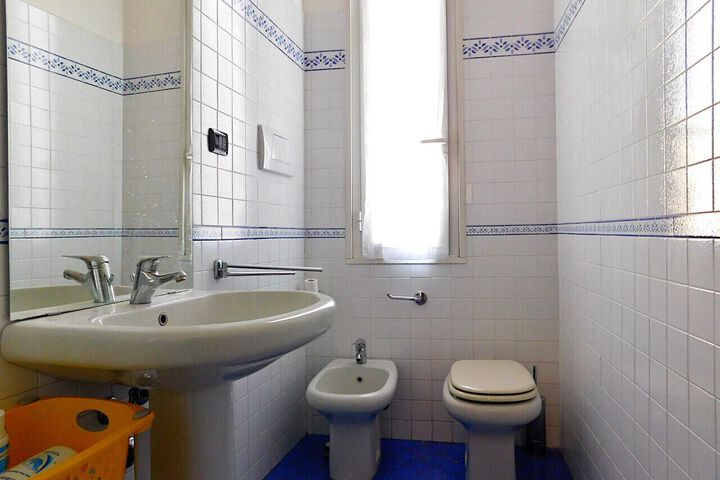 Room 4 of 28