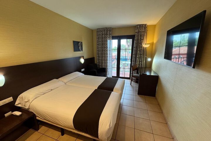 Room 4 of 25