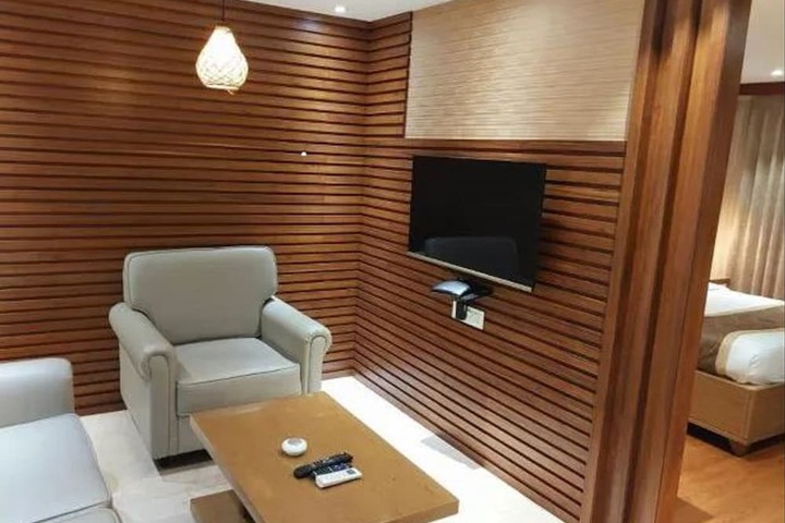 Room 8 of 12