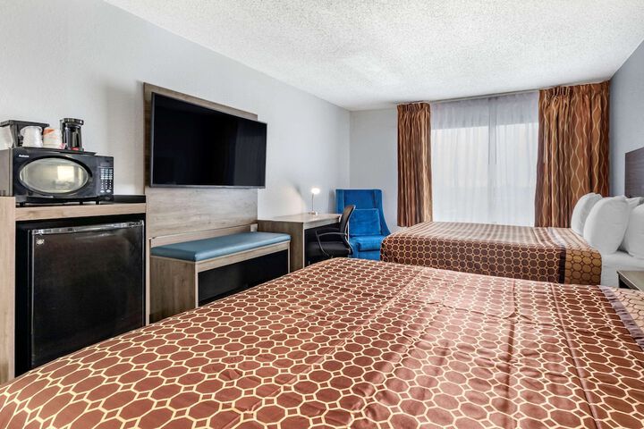 2 Queen Beds (3 of 17)