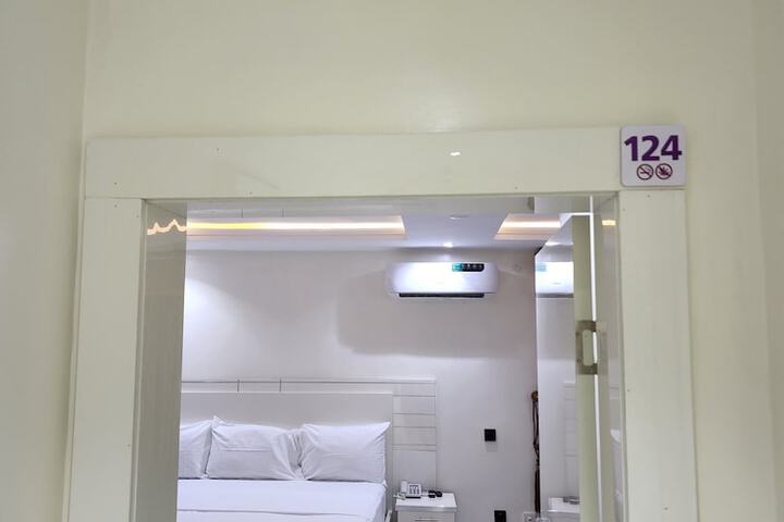 Room 10 of 18