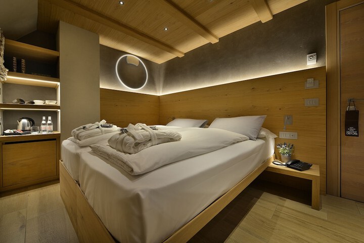 Room 15 of 211