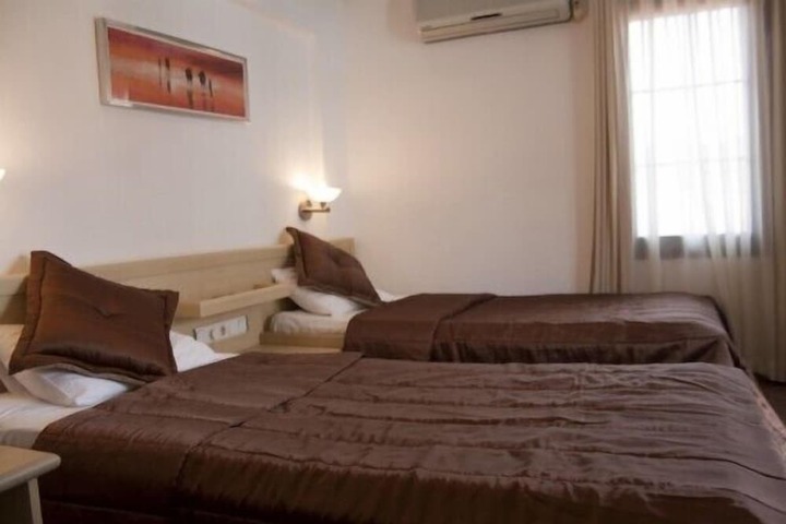 Room 4 of 28