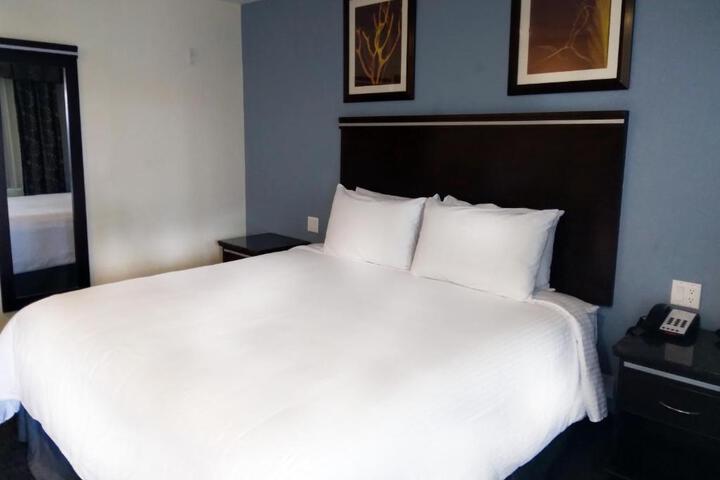 2 Queen Beds Microwave and Refrigerator, Continental Breakfast (10 of 10)