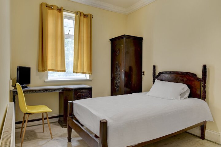 Room 33 of 61