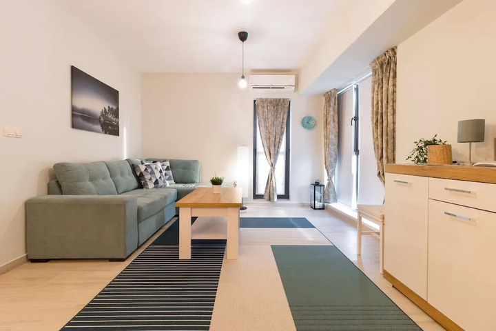 Room 5 of 18