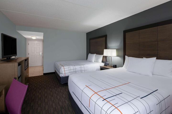 2 Queen Beds (5 of 7)