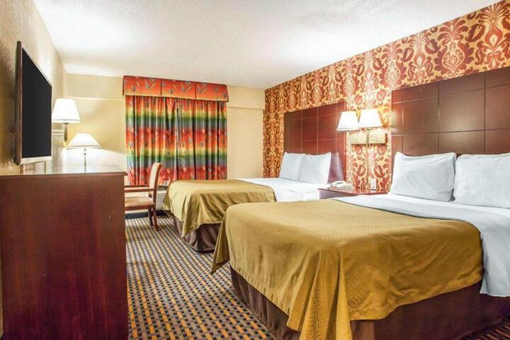 2 Double Beds (8 of 13)