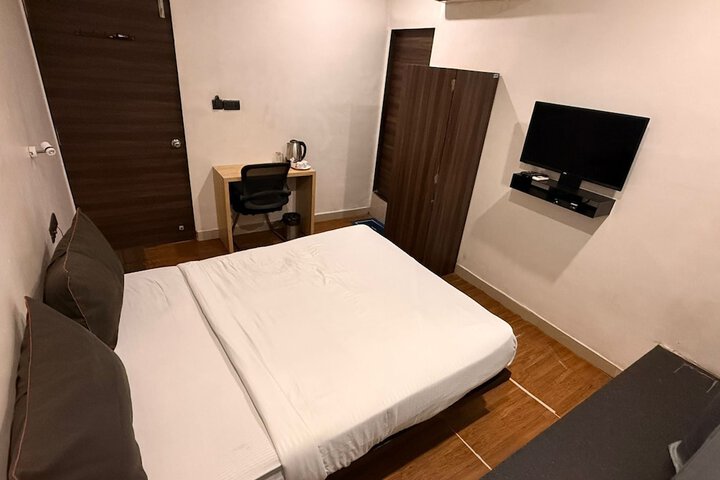 Room 8 of 14