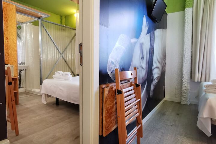 Room 6 of 63
