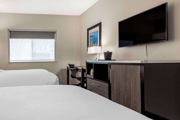 1 Queen Bed (9 of 12)