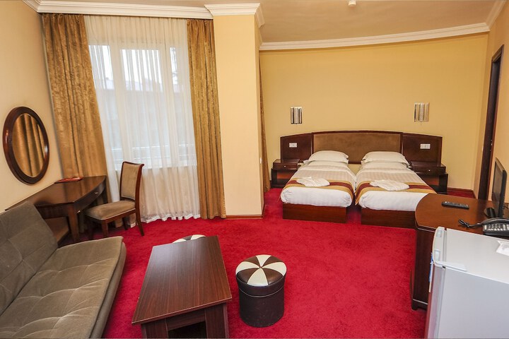 Room 10 of 107