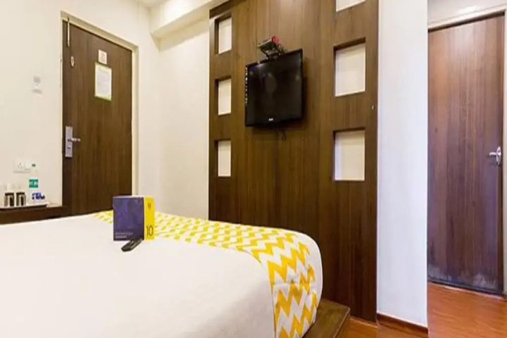 Room 6 of 16