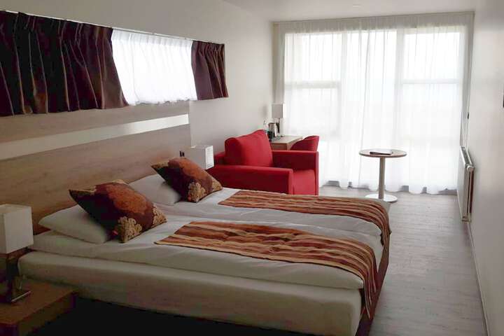 Room 5 of 122