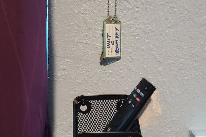 Room 27 of 222