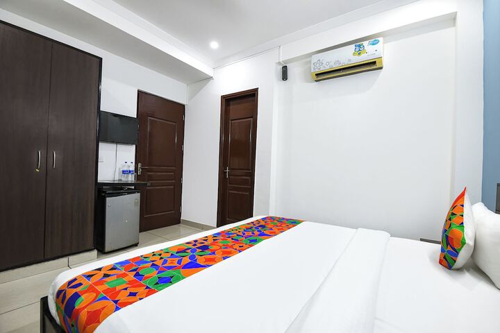 Room 13 of 30