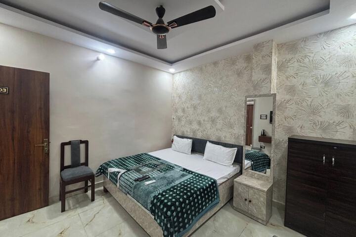 Room 5 of 20