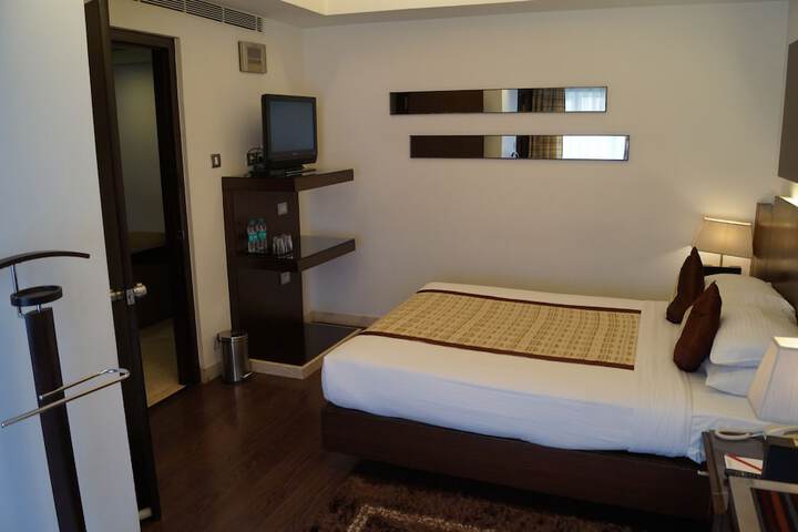 Room 27 of 76